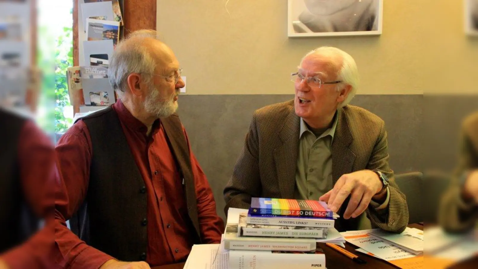 Klaus Stadler und Max Gschneidinger (v.l.) geben der Literarischen Gesellschaft ein Gesicht. Ihre vielen Ideen für ein abwechslungsreiches Programm honorieren Vereinsmitglieder und Zuschauer - ihre Veranstaltungen sind stets gut besucht oder sogar ausverkauft. (Foto: us)