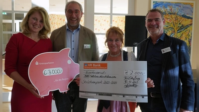 Eröffneten gemeinsam den Skulpturenpark im BRK Schloss Garatshausen (von links): Karin Koller von der Kreissparkasse, BRK Kreisgeschäftsführer Jan Lang, Rita Enzinger von der Organisation „Künstler für Senioren und 2. Bürgermeister Albert Luppart. (Foto: BRK Starnberg)