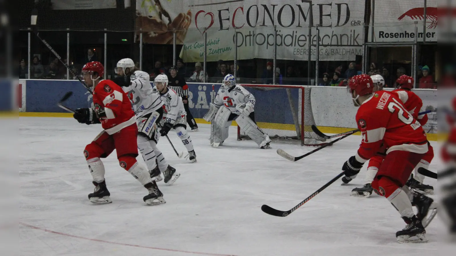 Eine Spielszene zwischen dem EHC Klostersee und den Landsberg Riverkings (weiße Trikots), die für die kommende Saison mächtig aufrüsten. (Foto: smg/CU)