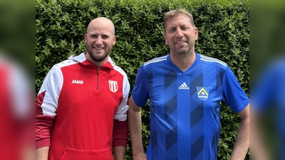 Wolfgang Kirmaier, 1. Vorsitzender FC Markt Schwaben, (links) und Marco Reischl. 1. Vorsitzender TSV Poing. (Foto: FC)