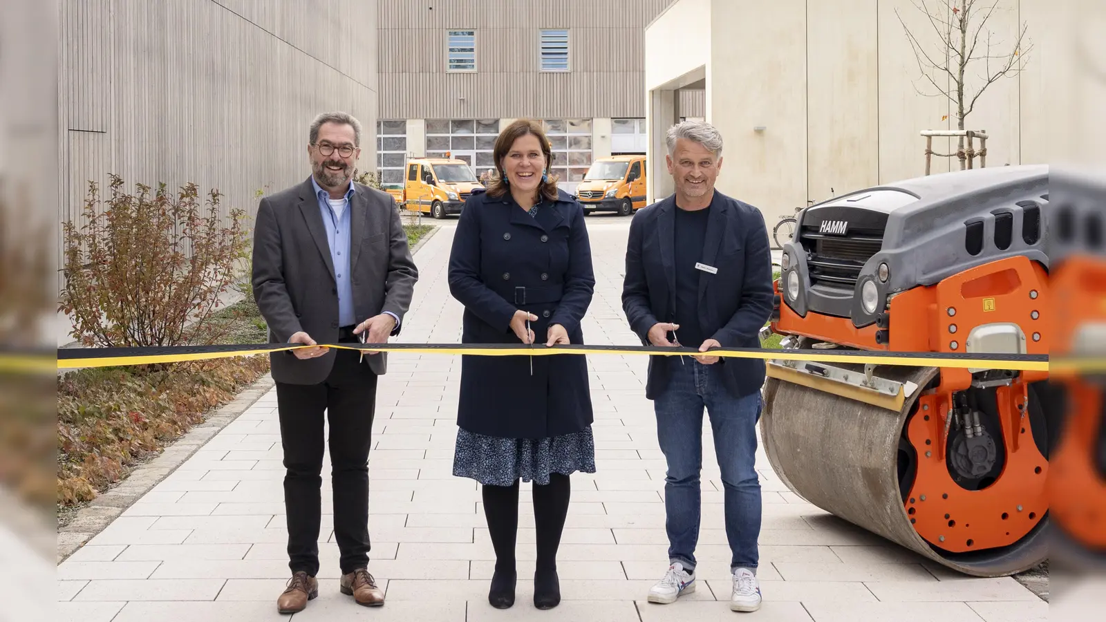 Bürgermeisterin Verena Dietl eröffnete mit Detlev Langer (links), Hauptabteilungsleiter Hochbau im Baureferat, und Stefan Reisinger, Abteilungsleiter Tiefbau im Baureferat, den neuen Betriebshof an der Görzer Straße. (Foto: Jonas Nefzger)