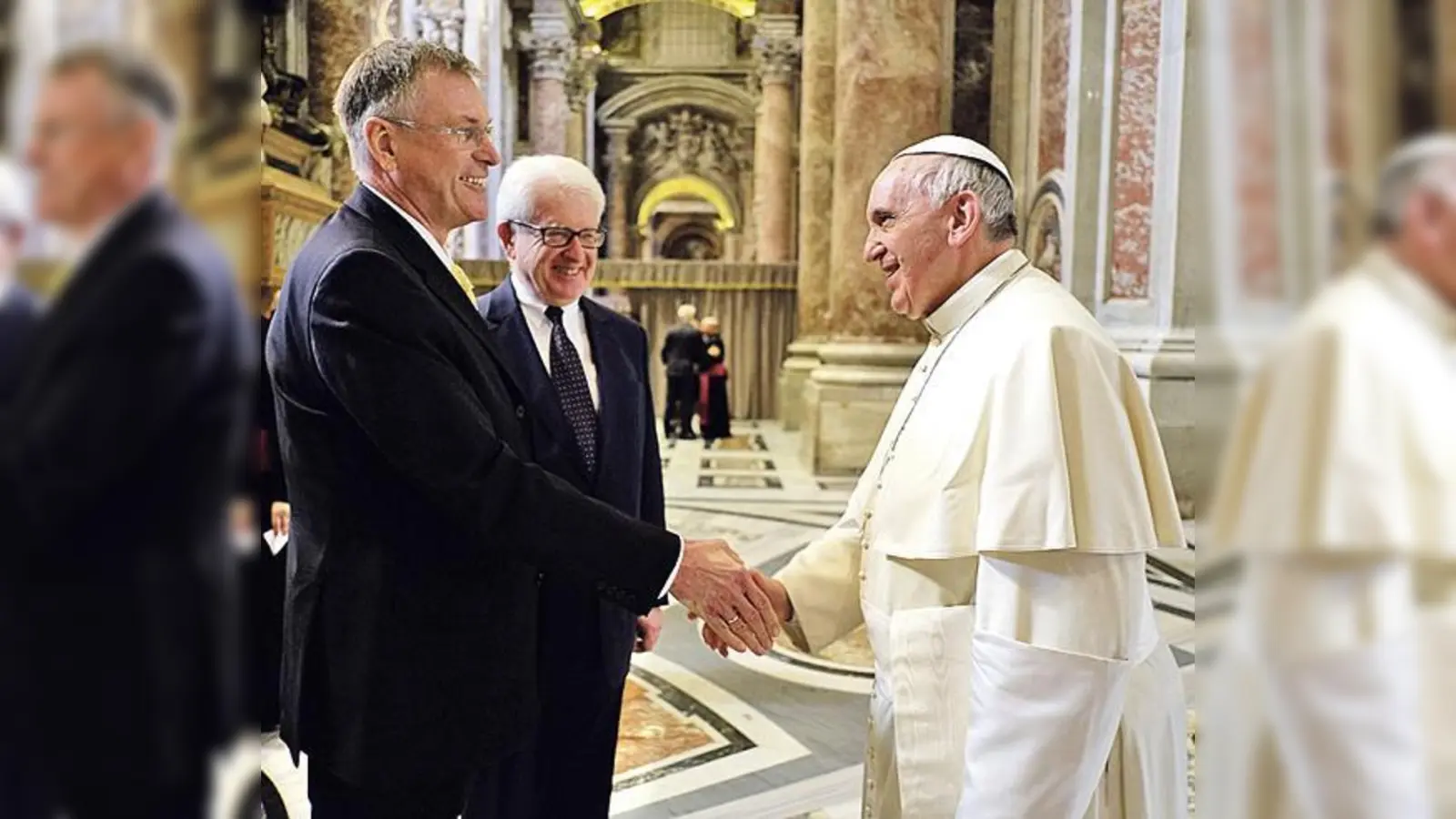 Ein bewegender Moment für Johannes Singhammer, den Leiter einer Bundestagsdelegation.	 (Foto: VA)