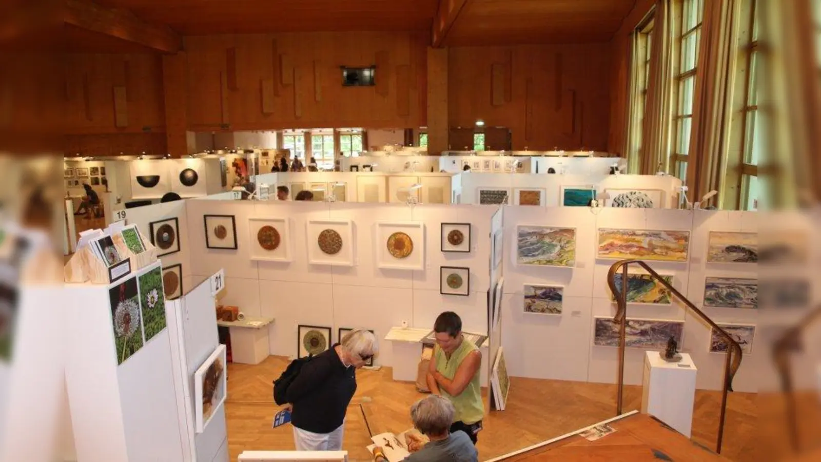 Reichlich Gelegenheit, mit den ausstellenden Künstlern ins Gespräch zu kommen, gab es auf der „Weilheimer Kunstmesse“. (Foto: mka)