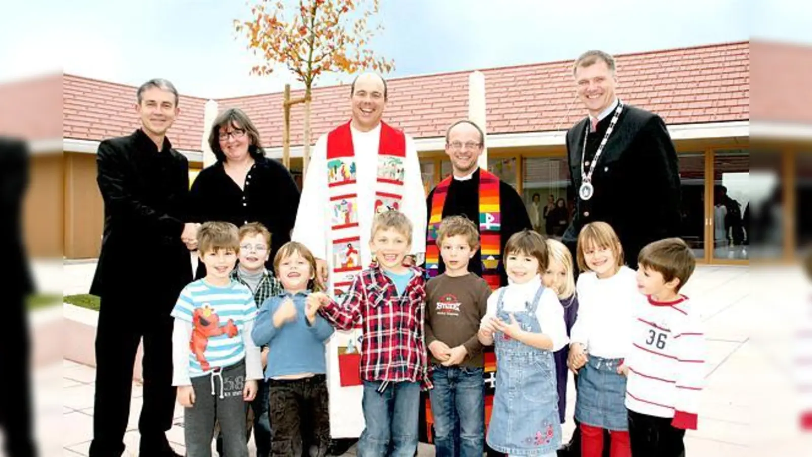 Über die neue Kita freuen sich (v. l.) Architekt Ludwig Wappner, Kita-Leiterin Barbara Duft, Pfarrer Rüdiger Karmann, Pfarrer Karsten Schaller und Bürgermeister Stefan Schelle.	 (Foto: hol)