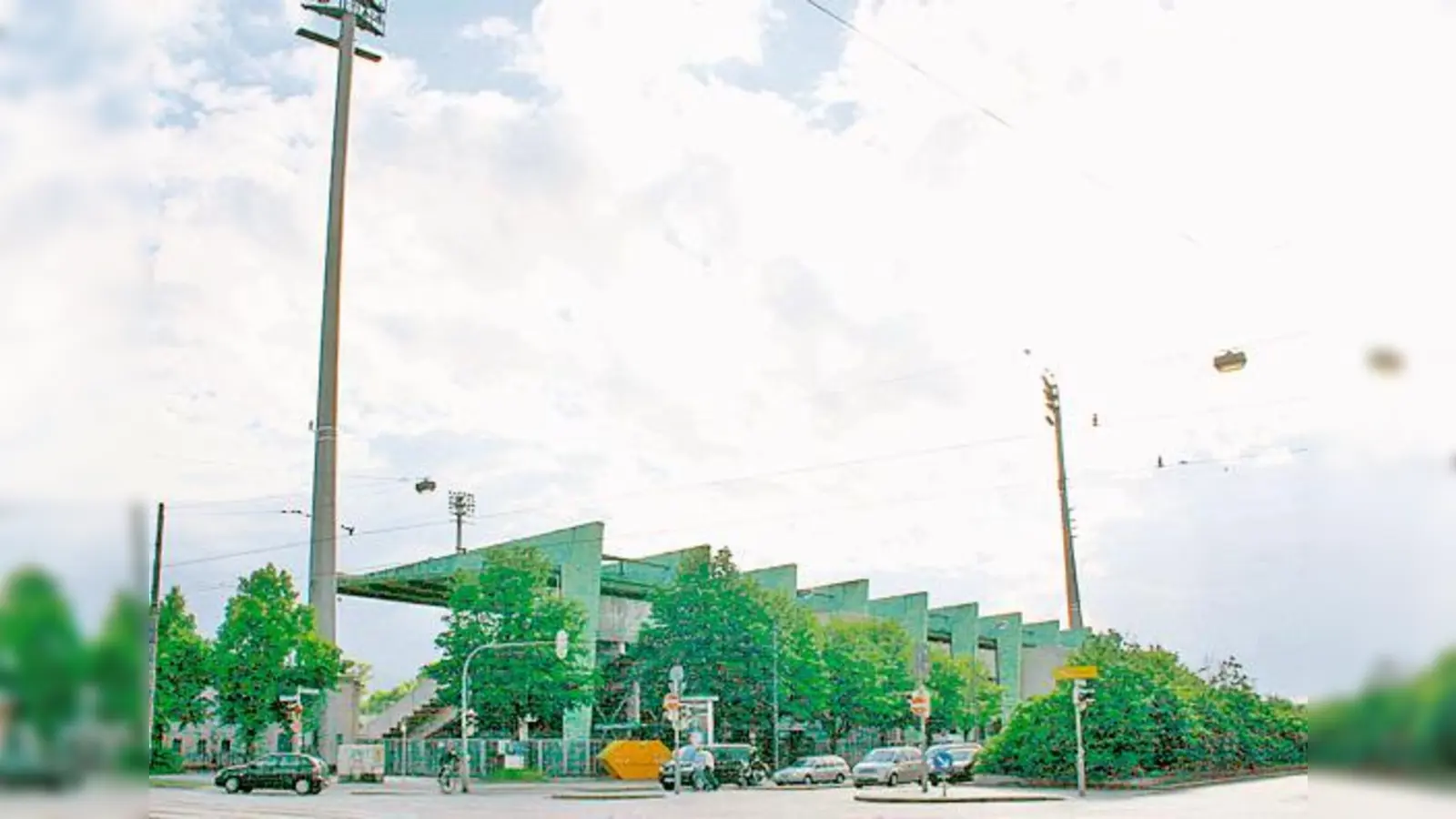 Die dunklen Wolken eines Abrisses haben sich über dem Grünwalder Stadion wieder etwas mehr verzogen  mindestens bis 2018 soll jetzt erst einmal Bestandsschutz gelten.	 (Foto: Hettich)