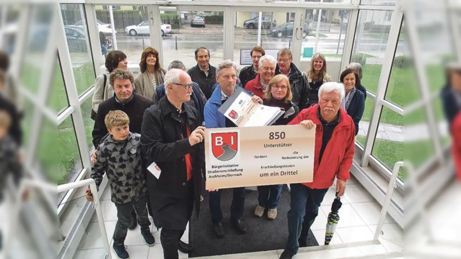 850 Unterschriften hat die Bürgerinitiative im Rathaus überreicht. 	 (Foto: BI Straßenerschließung Aschheim/Dornach)