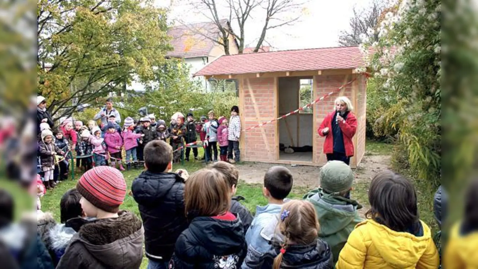 Erzieherin Andrea Behacker feierte mit Kindern und Festgästen ein fröhliches Fest. 	 (Foto: ws)