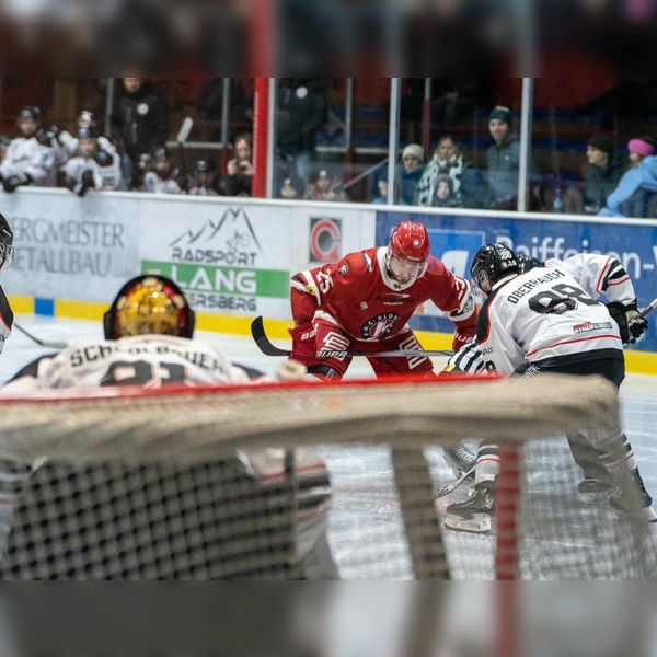 Kapitän Vitus Gleixner (rotes Trikot) vom EHC Klostersee beim Bully „aus der Sicht des Torhüters. (Foto: smg)
