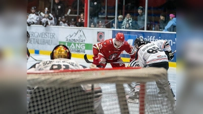 Kapitän Vitus Gleixner (rotes Trikot) vom EHC Klostersee beim Bully „aus der Sicht des Torhüters. (Foto: smg)