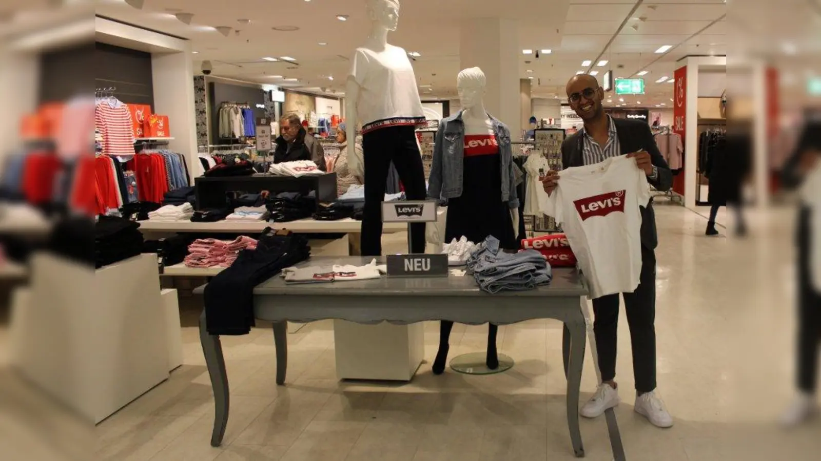 Amit Mahato, neuer Chef der Damen- und Herrenbekleidungsabteilung in der Galeria Kaufhof am Rotkreuzplatz, im Levi's-Shop im ersten Obergeschoss. (Foto: sb)