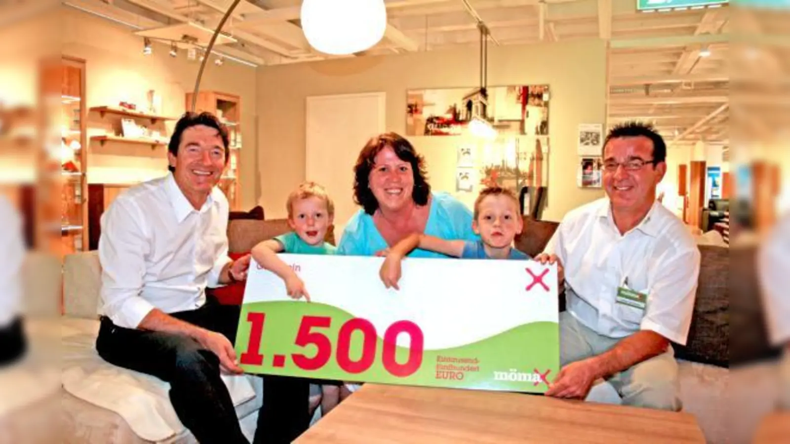 So oder so ähnlich könnte das neue Sofa der Familie Janoschek aussehen (v. l.) Ernst Kreisl  (Münchner Wochenanzeiger), Luis, Gerlinde und Max Janoschek sowie Alexander Thürrigl (Hausleiter, mömax).  (Fotos: sl)