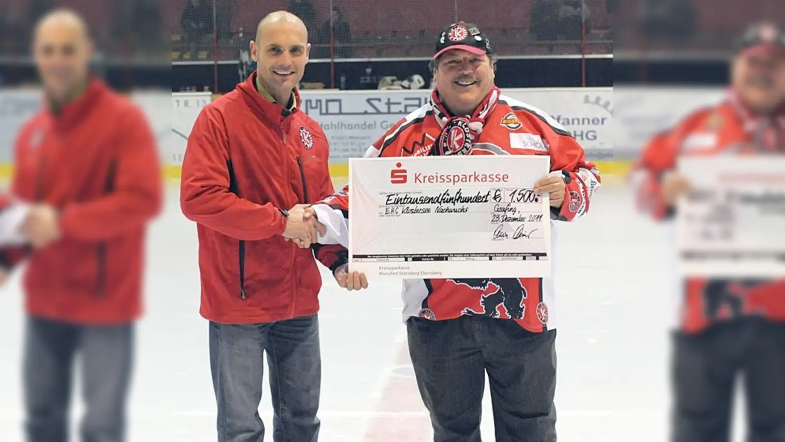 Fanklub-Vorstand Armin Fichter (l.) übergibt den Scheck zur Unterstützung der Nachwuchsarbeit an Uli Mezger, den zweiten Vorsitzenden des Fördervereins Eishockeynachwuchs Grafing.  (Foto: ehc/smg)
