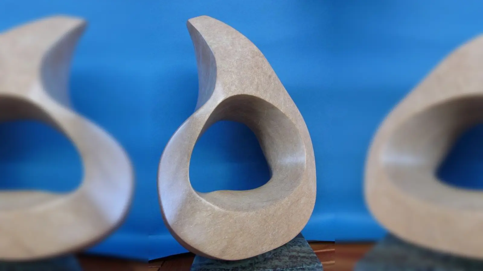 Nach zahlreichen Gemeinschaftsausstellungen freut sich Klaus Fischer, dem kunstinteressierten Publikum jetzt in der Blutenburg eine Auswahl seiner Werke präsentieren zu können. (Foto: Klaus u. Helga Fischer)