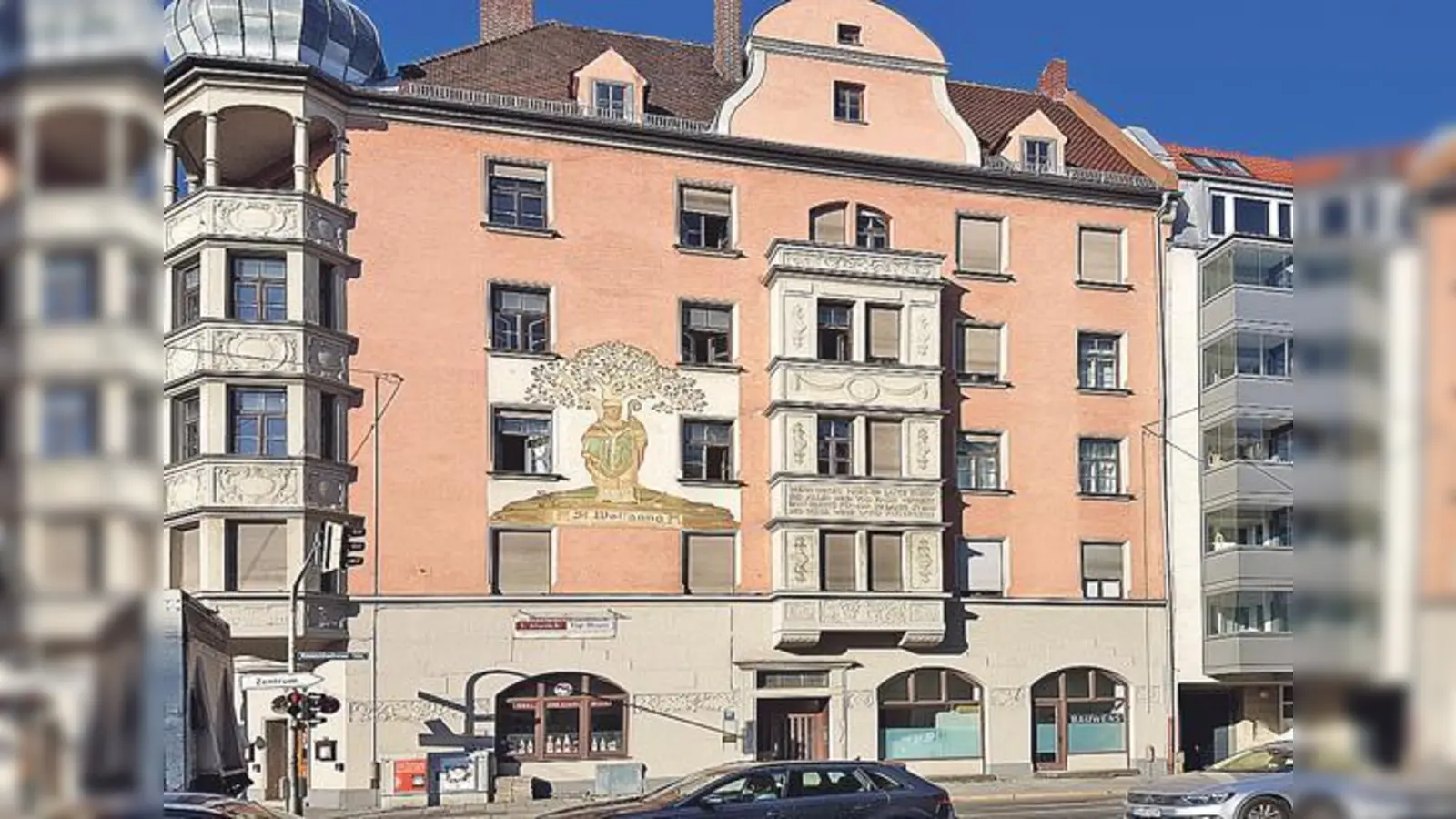 Wo sich heute Orleansstraße und Rosenheimer Straße kreuzen, soll einst die Wolfgangseiche gestanden haben. Ein Bild an der Hausfassade erinnert an den Baum.	 (Fotos: bs)