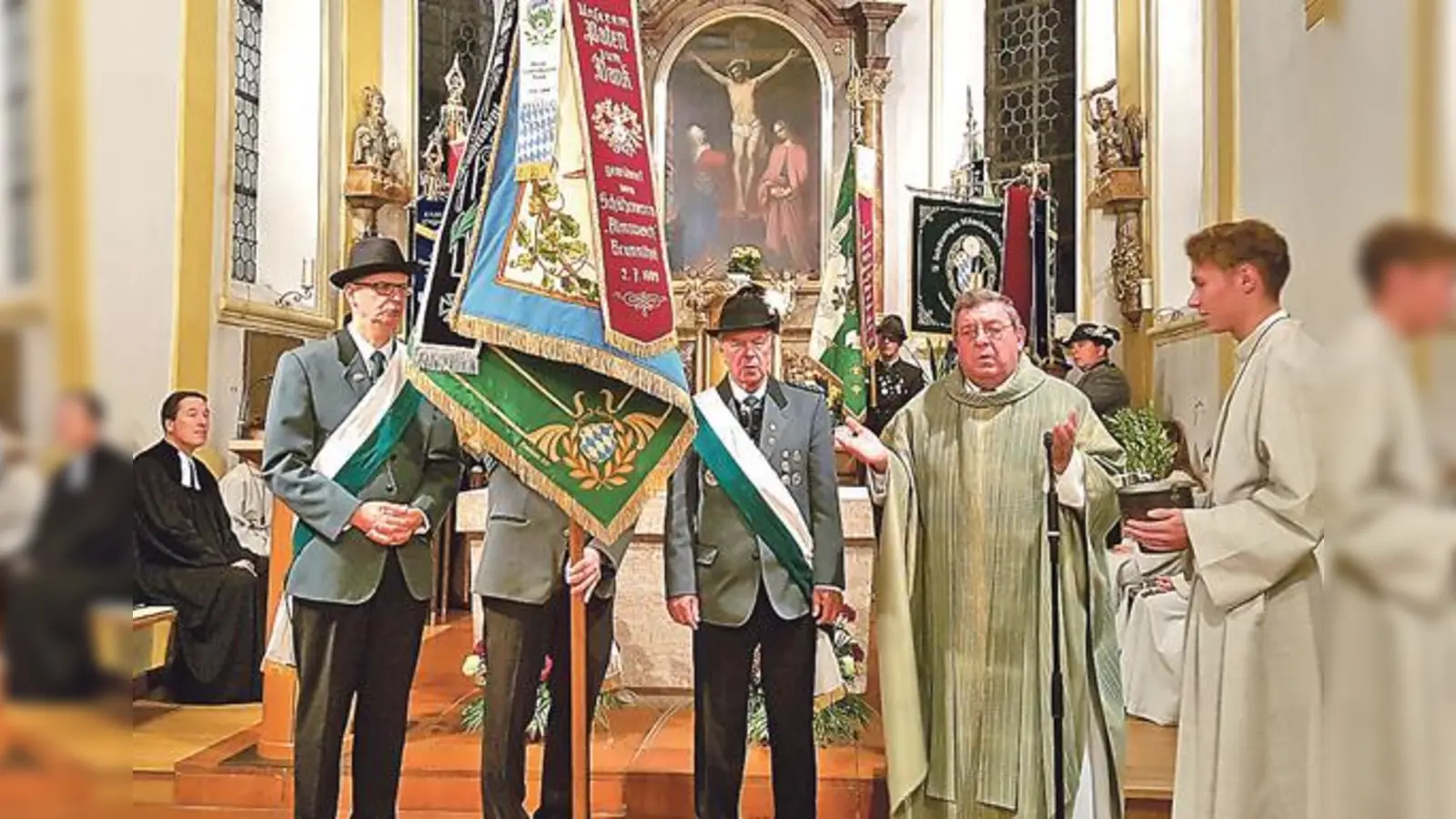 Bei der festlichen Fahenweihe: der evangelische Pfarrer Thomas Lotz, Raphael Bösl, Burkhard Knall und der katholische Pfarrer, Toni Wolf (v. l.).	 (Foto: VA)