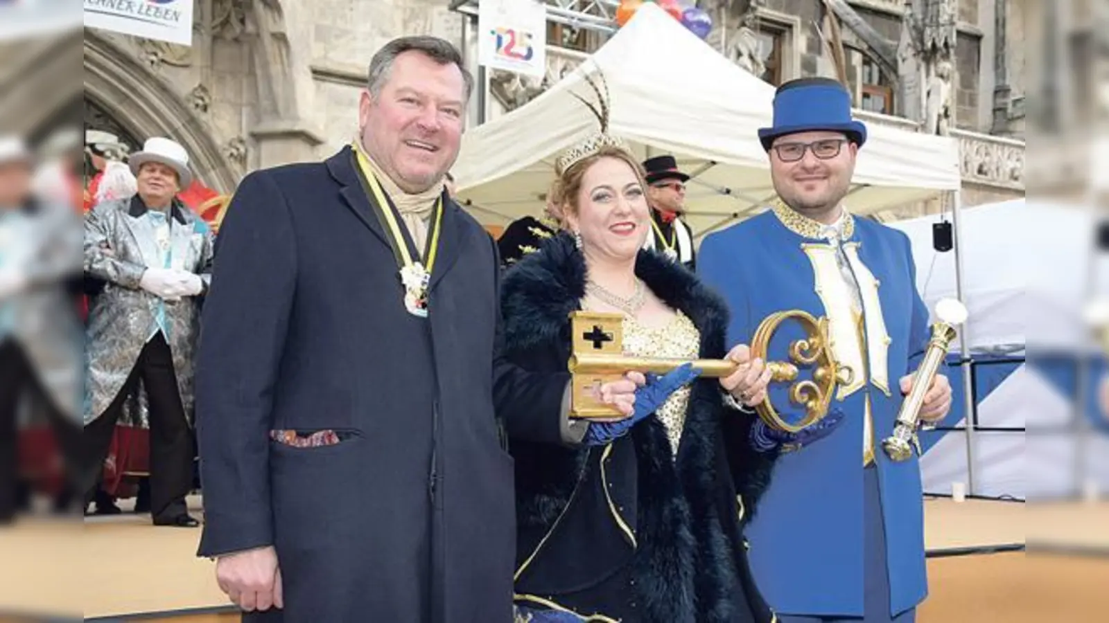 Bürgermeister Josef Schmid überreichte Janina I. und Sebastian I. vor dem Rathaus pünktlich um 11.11 Uhr symbolisch den Schlüssel zur Stadt (v. l.). 	 (Foto: Ingrid Grossmann)