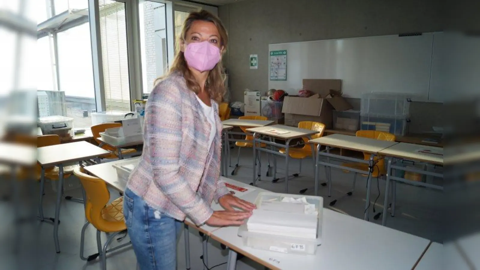 Nina Gebhard-Krümpelmann bestückt die Testkits für die Klassenzimmer. (Foto: pst)