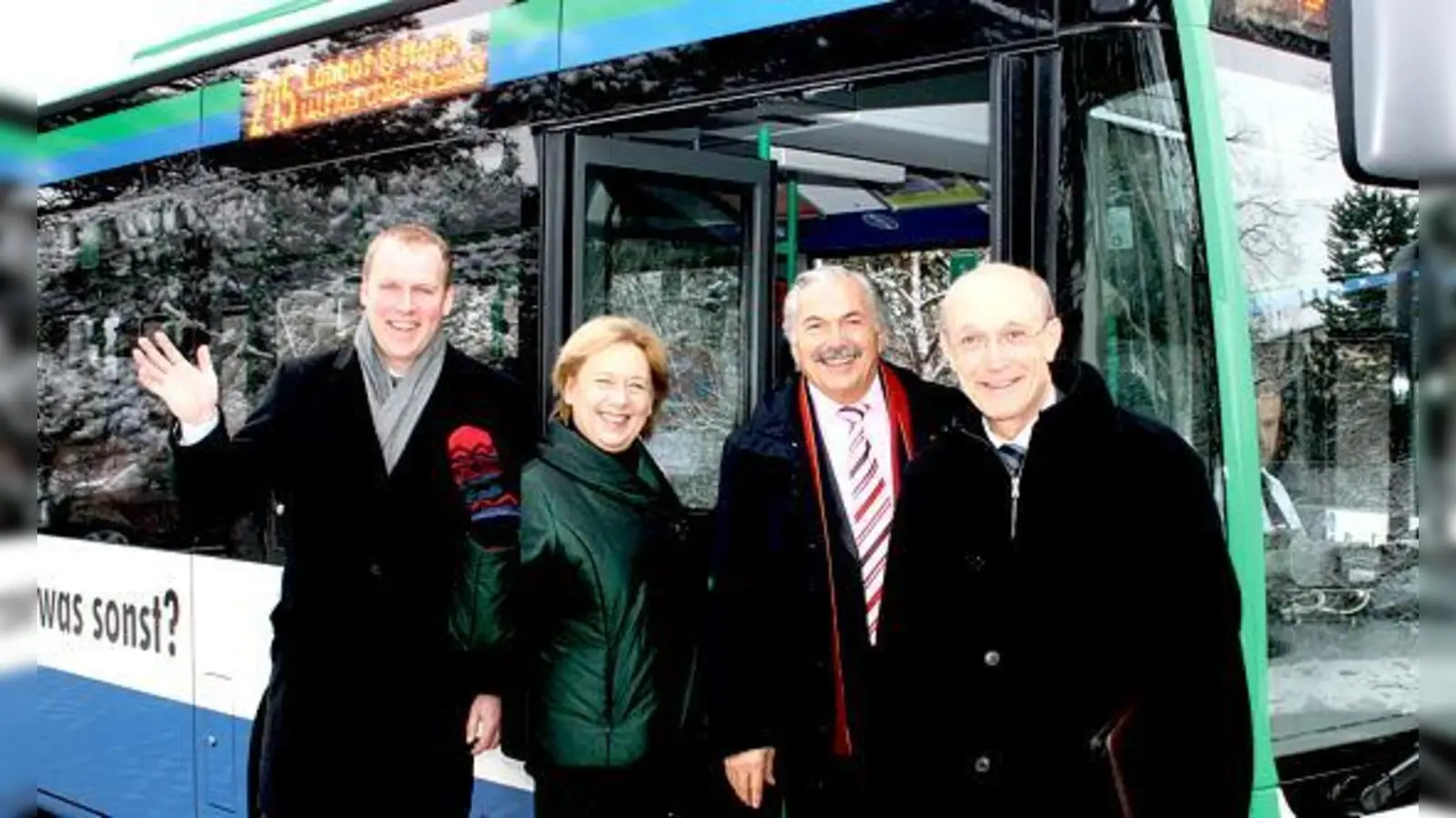 Freuen sich auf die Jungfernfahrt (v.l.): Lars Kongsbak (Geschäftsführer VBR), Landrätin Johanna Rumschöttel, Bürgermeister Rolf Zeitler und Alexander Freitag (Geschäftsführer MVV GmbH). 	 (Foto: sl)