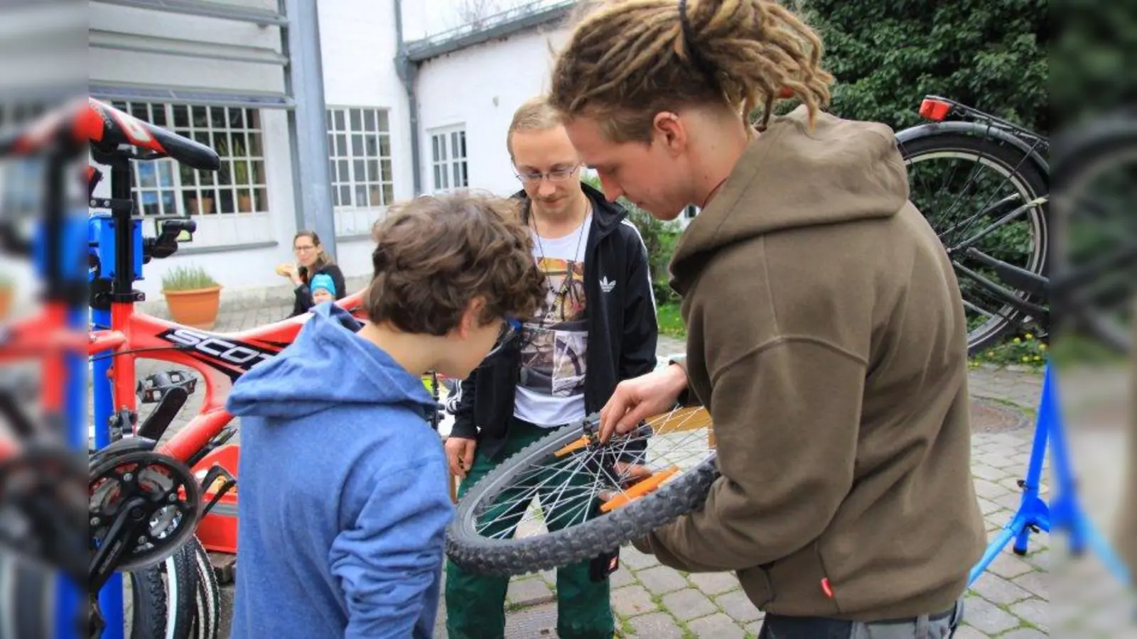 Fahrrad kaputt? Luft raus? Pedale knirschen? Sergej Breiter und Marinus Sandel (v.l.) schauen sich mit Kindern und Jugendlichen die „Problem-Fahrräder” an und reparieren. (Foto: us)