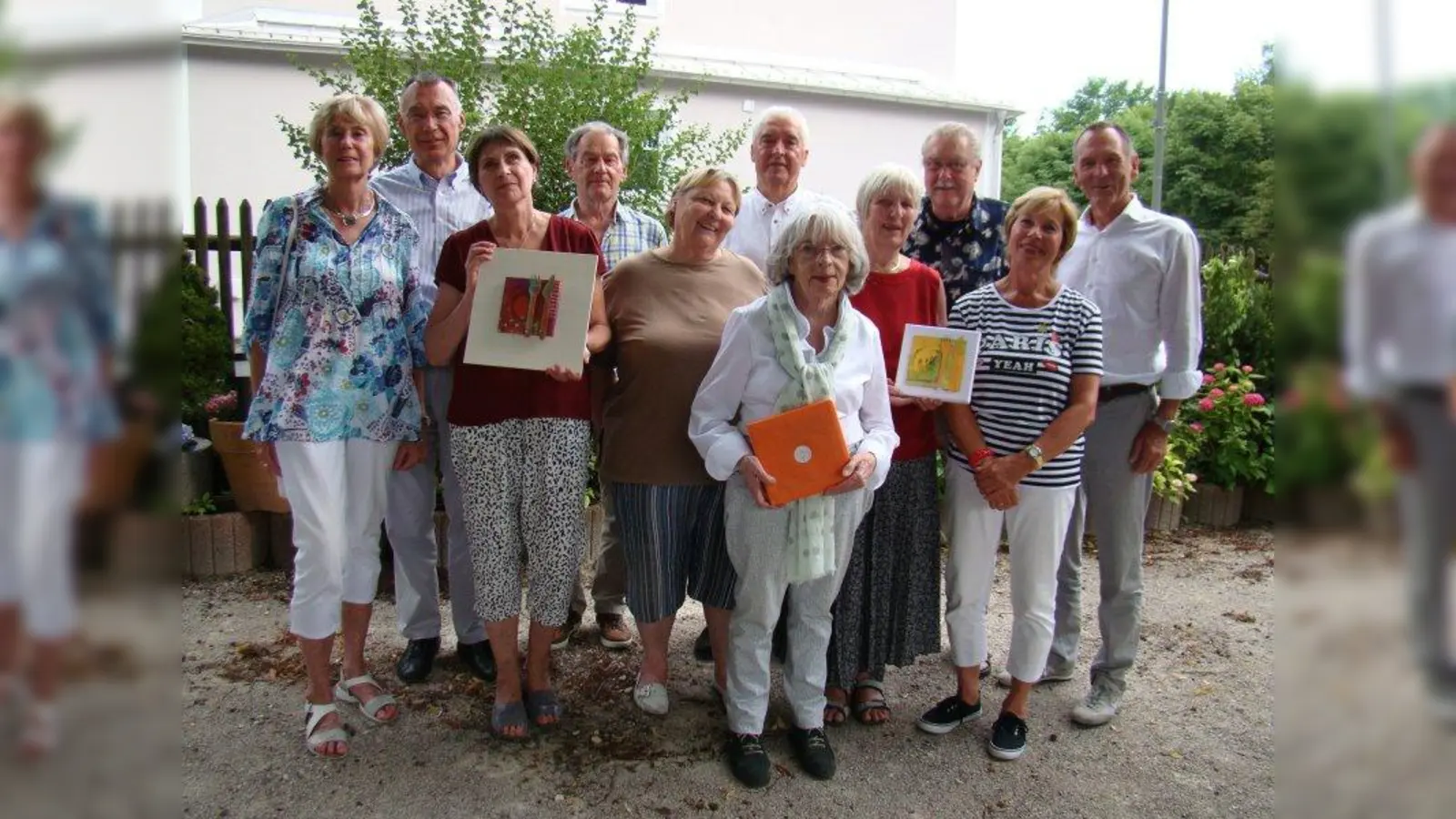 Tafelmitarbeiter und Sponsoren feierten das zehnjährige Jubiläum der Einrichtung. Von links:Ottmar Flach, Gabriele Praml, Christa König, Wolfgang Bäder, Heidi Egger, Werner Odemer, Karen Bauer, Heidrun Albert, Burkhard Siewert, Christel Winter und Ingo Strasser. (Foto: pst)