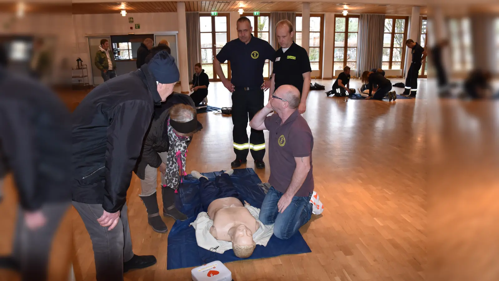 Markus Mende und Feuerwehrarzt, die beiden Initiatoren der First-Responder-Gruppe (stehend) sowie Thomas Schnitzenbaumer von der Feuerwehr Harthausen. (Foto: Mende)