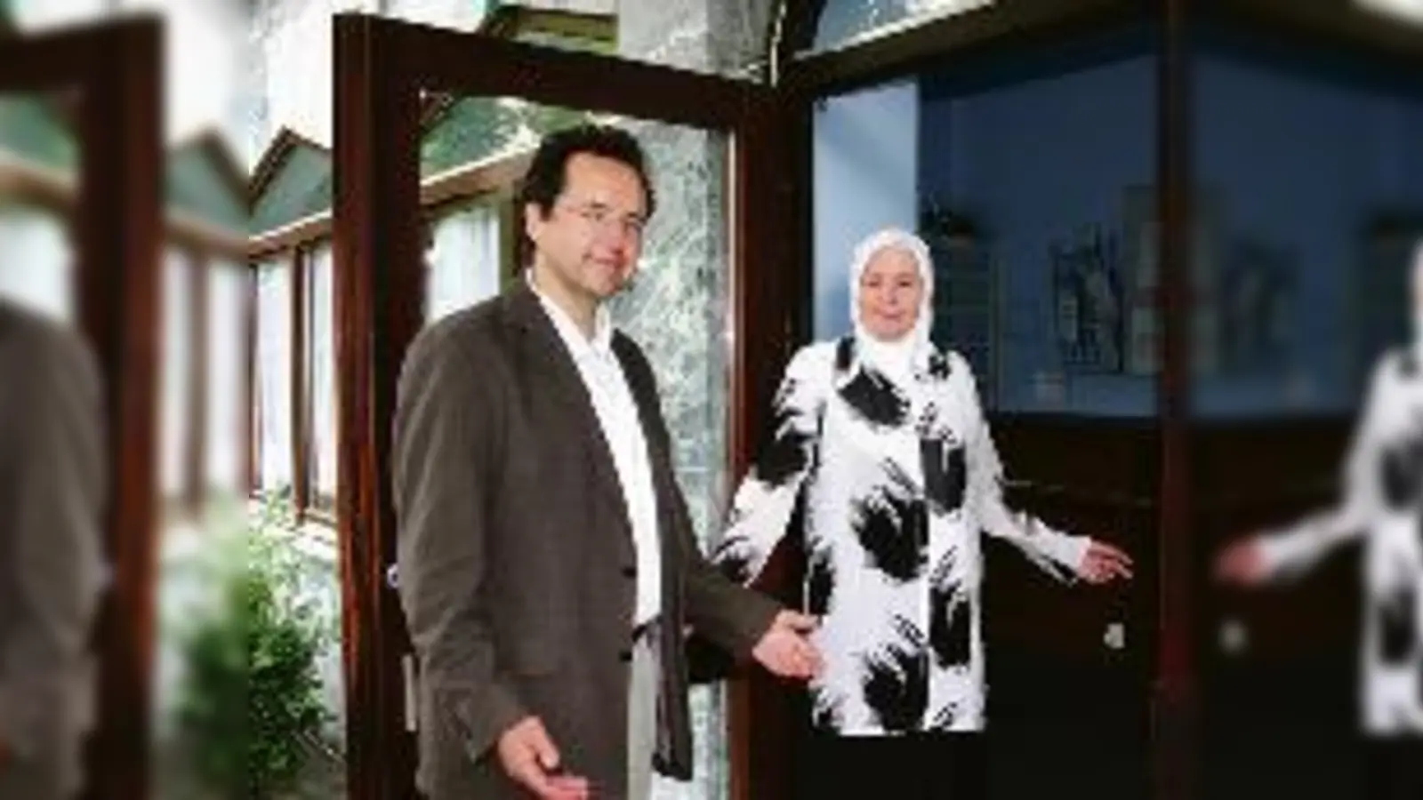 Laden zu Einblicken in die Freimanner Moschee ein: Pfarrer Norbert Ellinger und Ina Al-Moneyyer vom Islamischen Zentrum.	 (Foto: em)