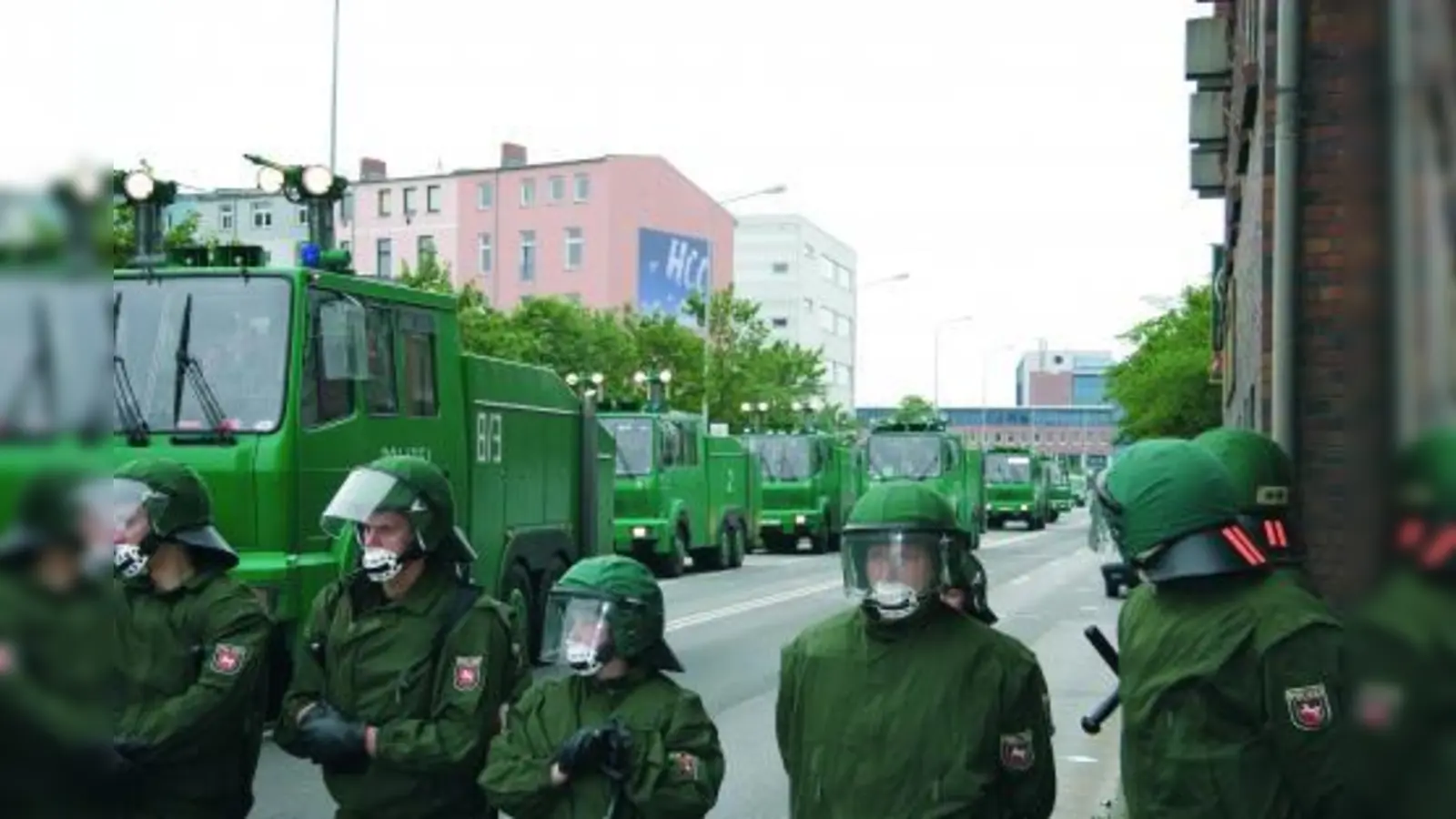 Nach Angaben von Bayerns Innenminister Joachim Hermann waren im vergangenen Jahr von den insgesamt 109 linksextremistischen Gewaltdelikten 66 gegen Polizisten gerichtet. (Foto: Andreas Hilbeck / pixelio.de)
