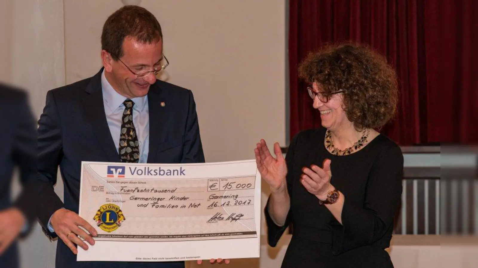 Satte 15.000 Euro brachte der Verkauf der Lions-Adventskalender ein. Die Summe kommt wieder sozialen Notfällen in Germering zugute. (Foto: Lions Club)