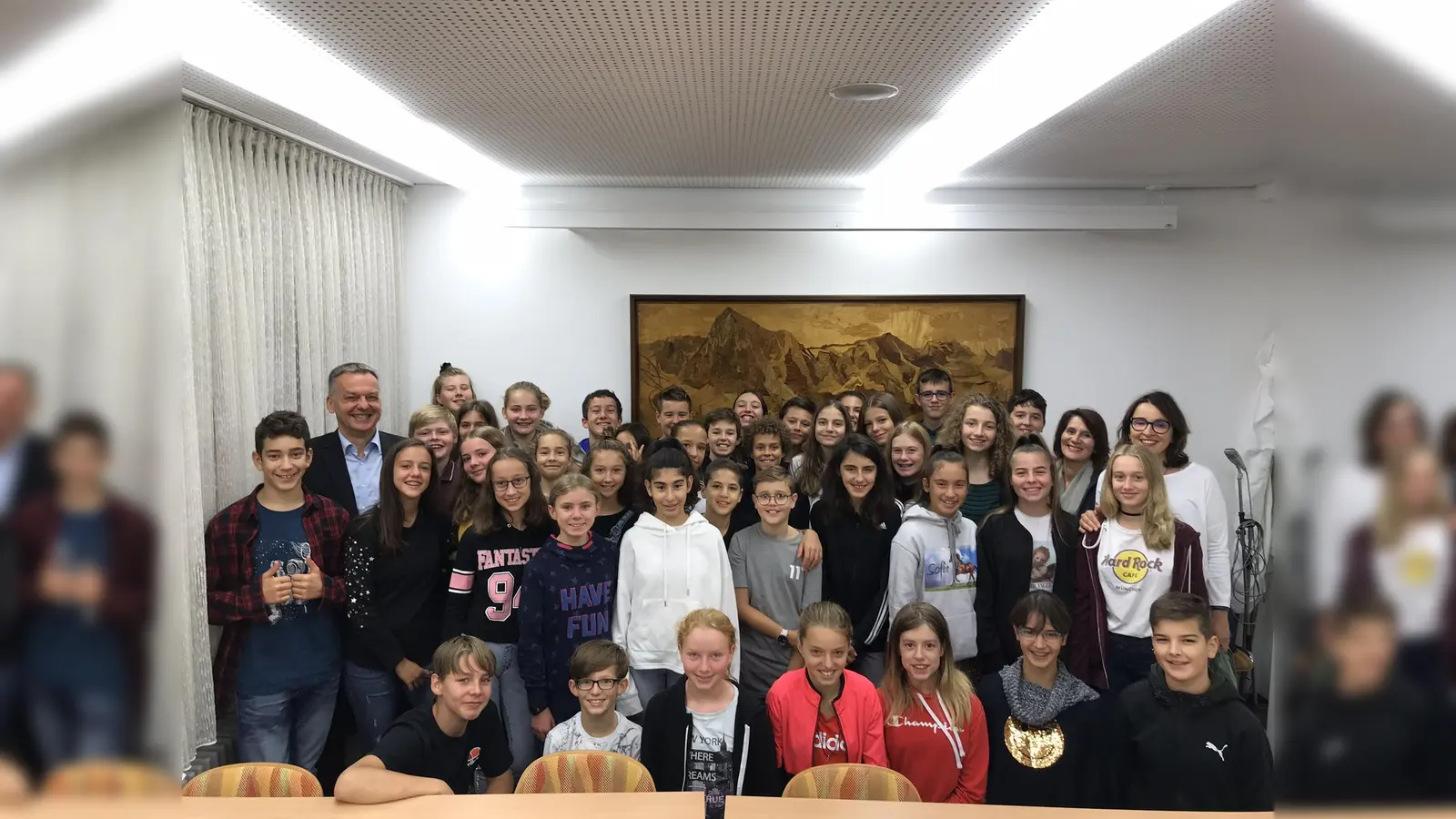 Begrüßung der deutschen und italienischen Schüler und der italienischen Begleitlehrkräfte beim Bürgermeister in Neufahrn (Foto: VA)