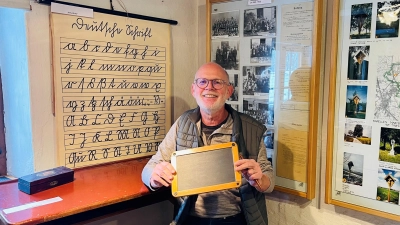 Heimatpfleger Michael Müller präsentiert die „Schulecke” des Museums Wolfschneiderhof. (Foto: hw)