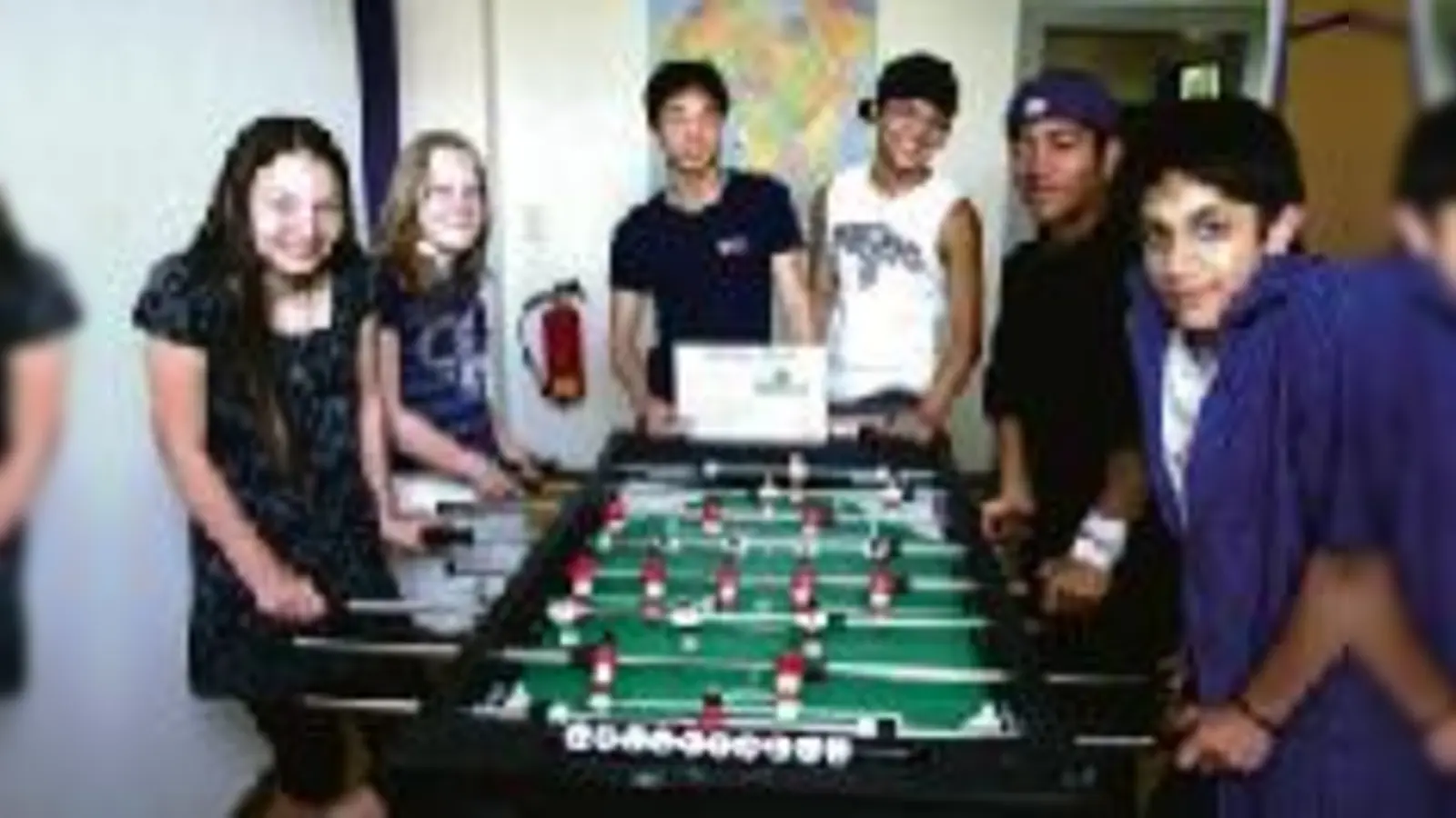 Kamen am Kicker nicht vorbei  Ira, Lea und vier Jungs der Wohngruppe »Magellan« mit dem erspielten Scheck über 383 Euro. 	 (Foto: wei)