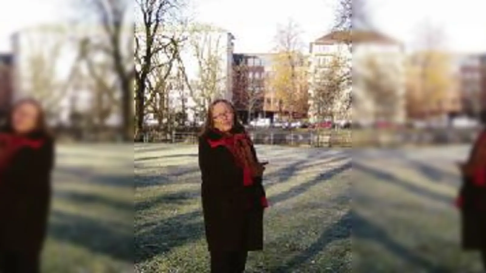 Bezirksausschuss-Mitglied Angela Horbach-Wilson ärgert sich regelmäßig über die unzähligen Hundehaufen auf Münchens seltenen Grünflächen. Jetzt will sie Hundebesitzer dazu bringen, die Hinterlassenschaften einzusammeln.  (Foto: ras)