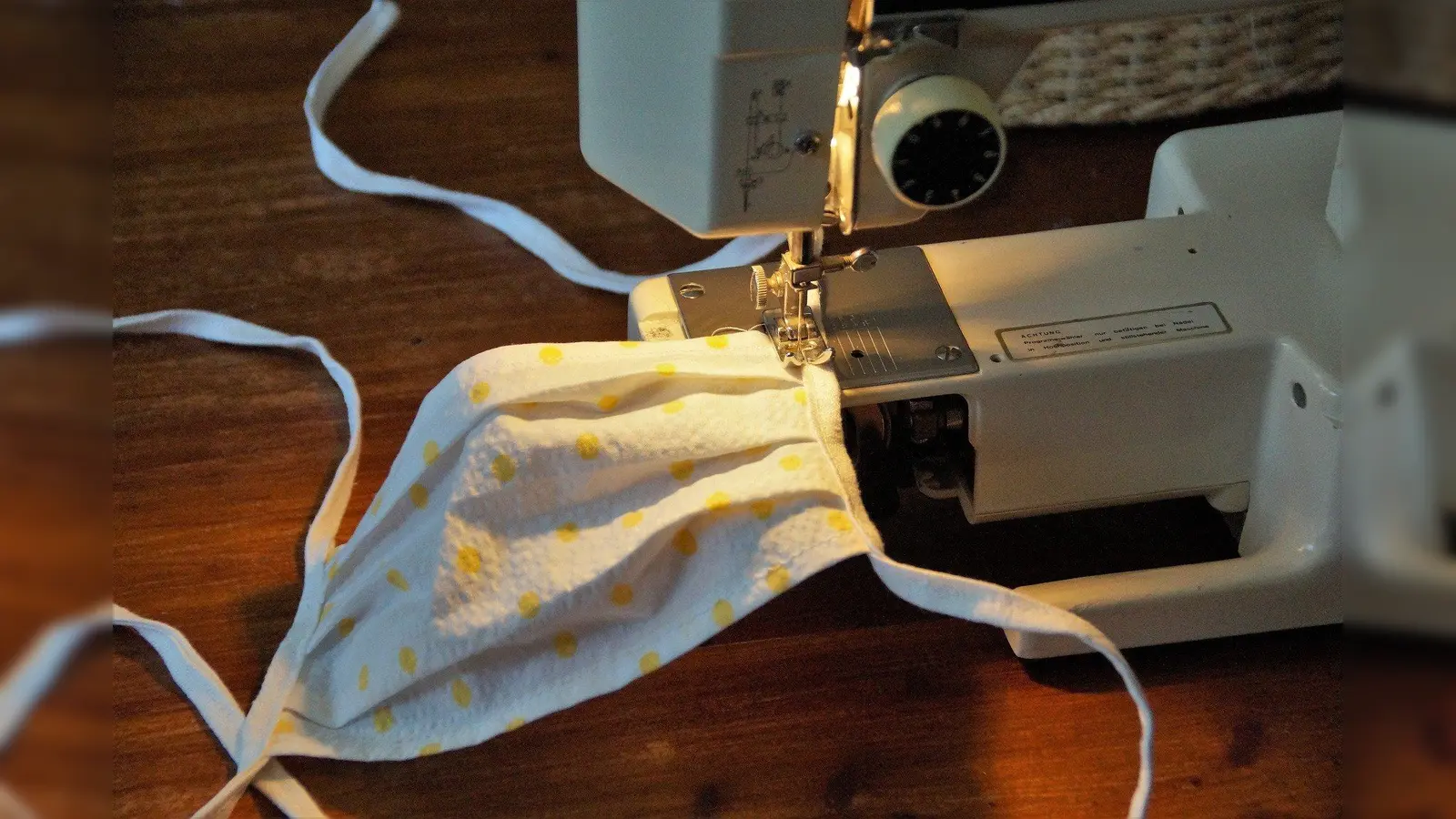 Um den Bedarf weiter zu decken und Einrichtungen zu unterstützen, rufen die Malteser die Münchner zum gemeinsamen Nähen auf.  (Foto: ivabalk/CCO)