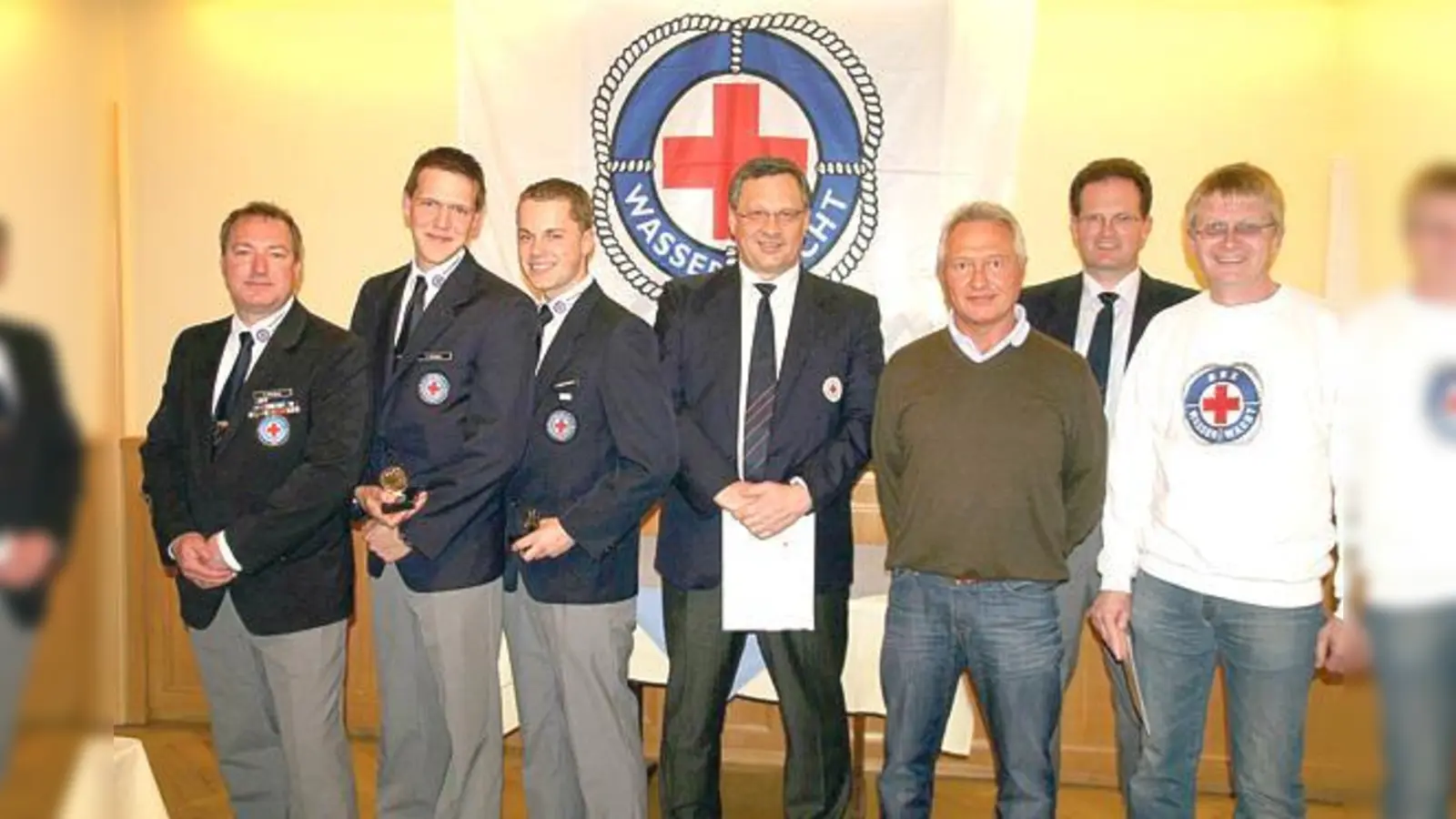 Hohe Auszeichnungen für die Mitglieder der Wasserwacht Erding für die vielen ehrenamtlichen Leistungen und Entbehrungen über das ganze Jahr. 	 (Foto: Wasserwacht Erding)