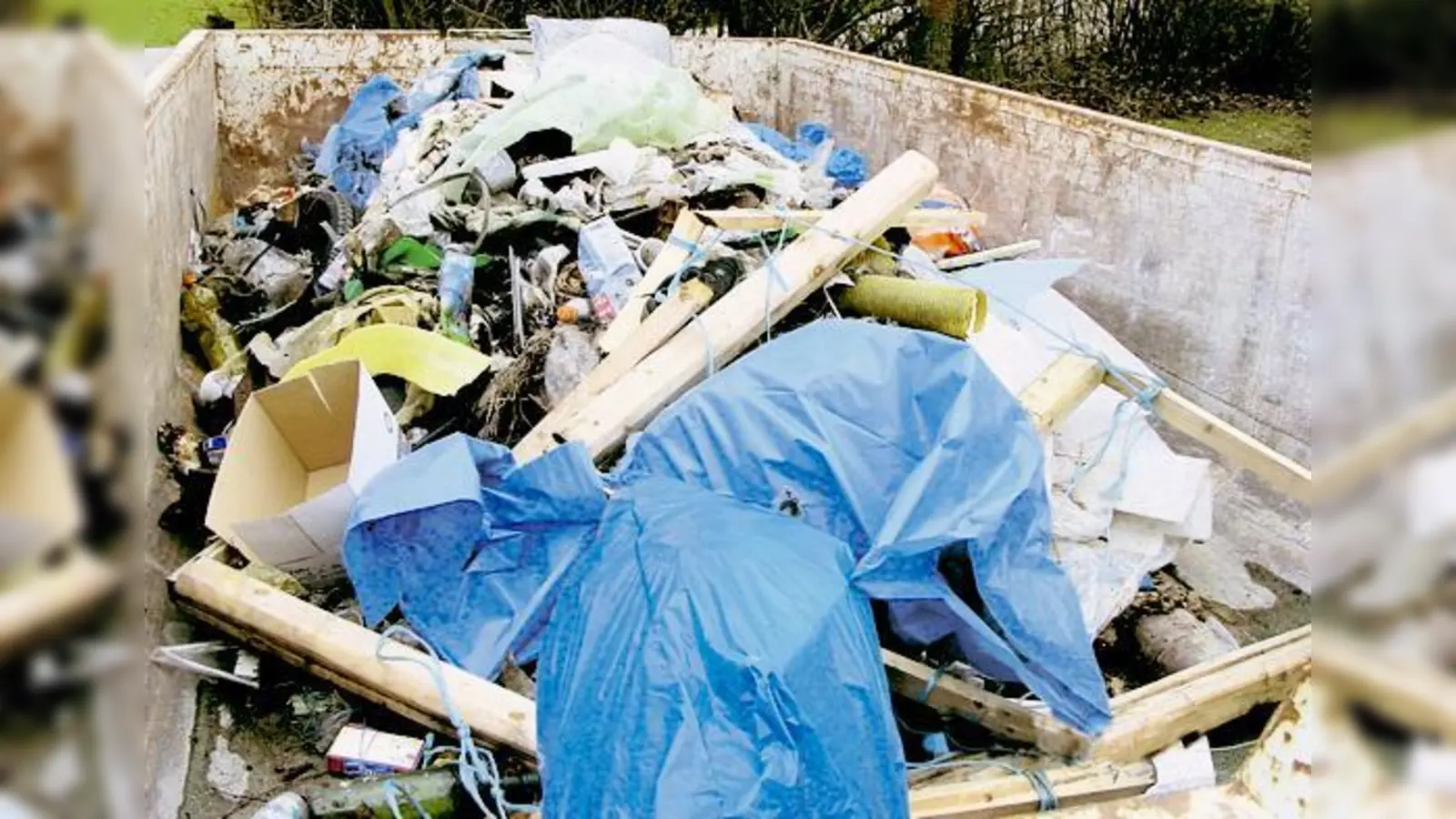 Das hat sich wirklich gelohnt: Die Müll-Ausbeute der Unterföhringer Landwirte und Jäger.	 (Foto: VA)