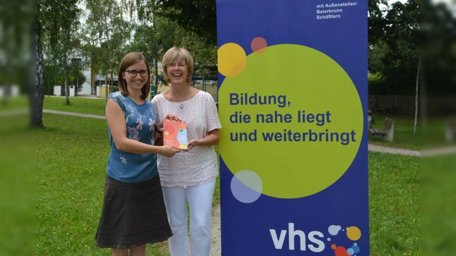 Ob Sprachkurse, Computerkurse, Führungen oder Vorträge: Die vhs Pullach unter Leitung von Johanna Daiminger (l.) bietet ab Herbst wieder ein umfangreiches Angebot. Online ist das Kursprogramm ab Donnerstag, 16. August, abrufbar, das Programmheft wird in der ersten Septemberwoche an die Haushalte verteilt. (Foto: Gemeinde Pullach)