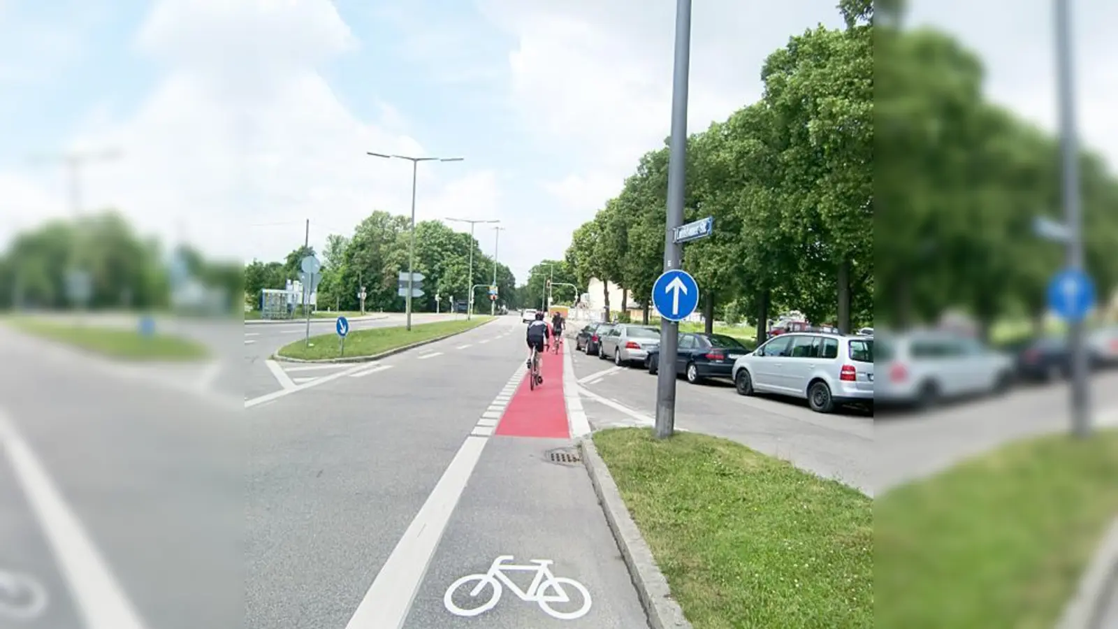 Erkennbar sicherer: Der mit einem roten Belag versehene Radweg an der Einmündung der Landshamer in die Riemer Straße.  (Foto: ikb)