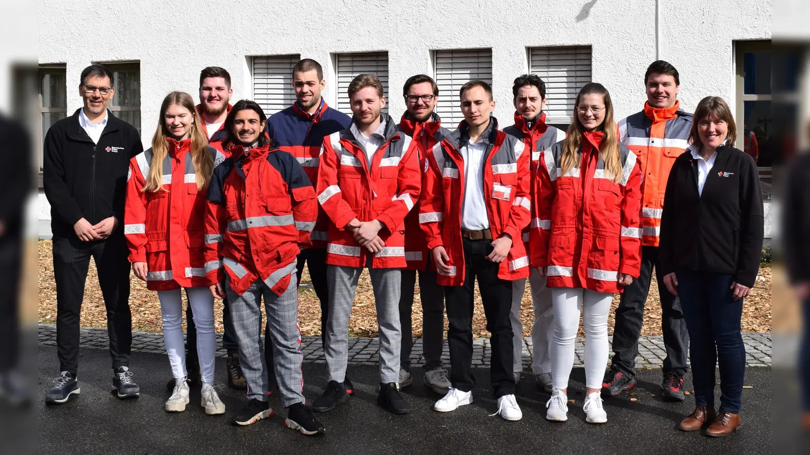 BRK-Kreisgeschäftsführer A. Lindner (l.), die Beauftragte für Fördermitglieder M. Thurner (r.) und ein Großteil der Werber stellen sich auf diesem Bild vor. (Foto: Danuta Pfanzelt)
