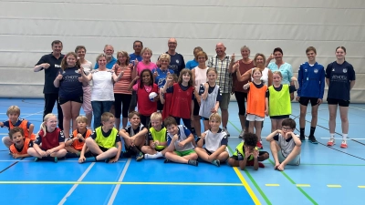 Das gemeinsame Handballtraining beim TSV Herrsching zwischen der F-Jugend und Senioren wurde natürlich auch mit einem Gruppenfoto festgehalten. (Foto: red)