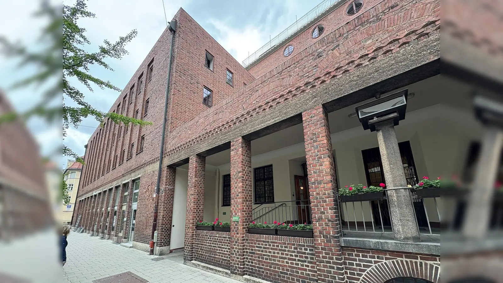 Das Ledigenheim in der Bergmannstraße: In den Jahren 1926 und 1927 wurde der markante Backsteinbau des Architekten Theodor Fischer errichtet, heute ist es das einzige noch bestehende Ledigenheim in Europa. (Foto: Deutsche Stiftung Denkmalschutz / Siebert)