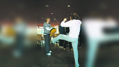 Beim Selbstverteidigungstraining lernten Schüler und Lehrer gemeinsam, wie sie Angriffe vermeiden und abwehren können. (Foto: pi)