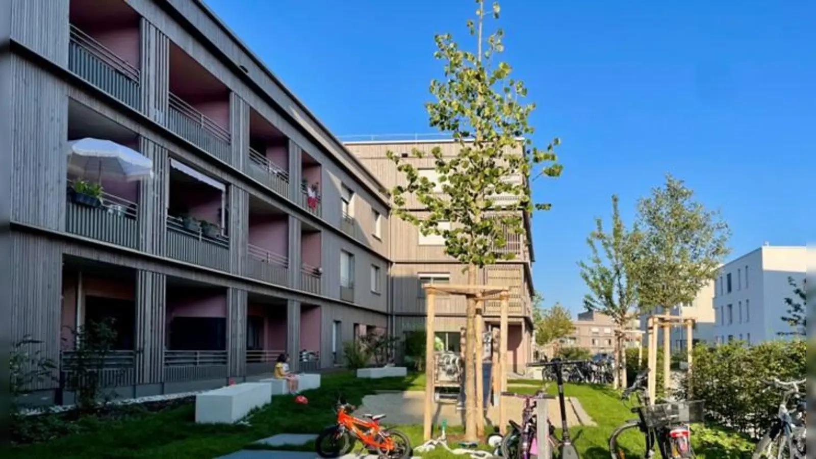 Der erste Abschnitt des Bauprojekts an der Hochmuttinger Straße ist bereits fertiggestellt. Im Bild zu sehen ist die Vorderansicht der Häuser mit Spielplatz.  (Foto: LHM)