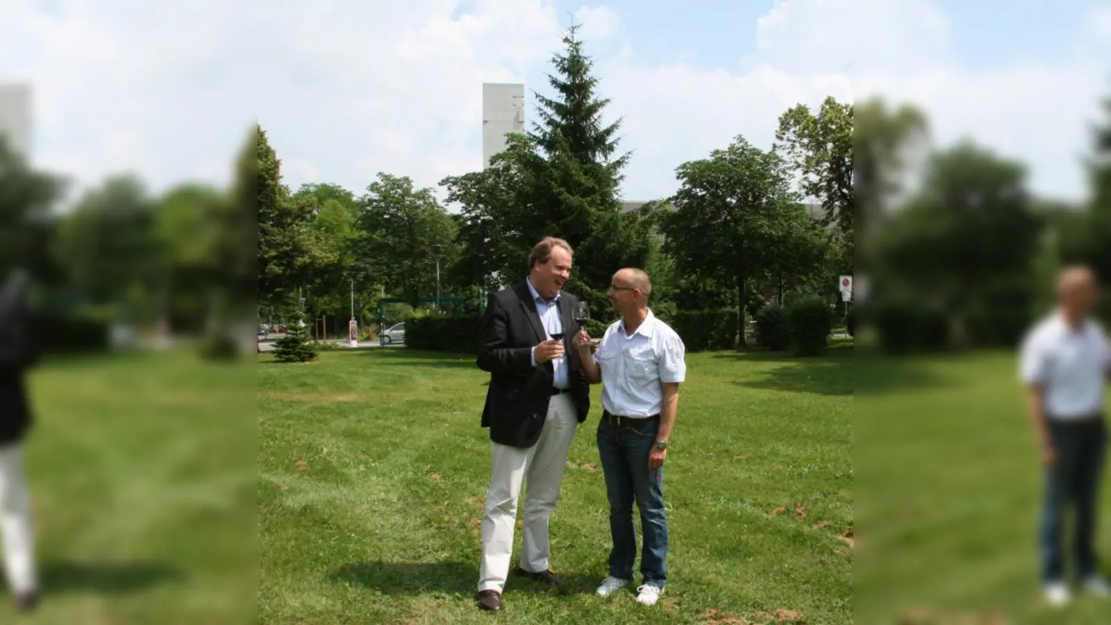 „Uns allen drei wunderschöne Weinfesttage im Herzen Gräfelfings, bestes Wetter und eine fröhliche, ungezwungene Stimmung!“ Bürgermeister Christoph Göbel und Jan Konarski (v.l.) (Foto: US)