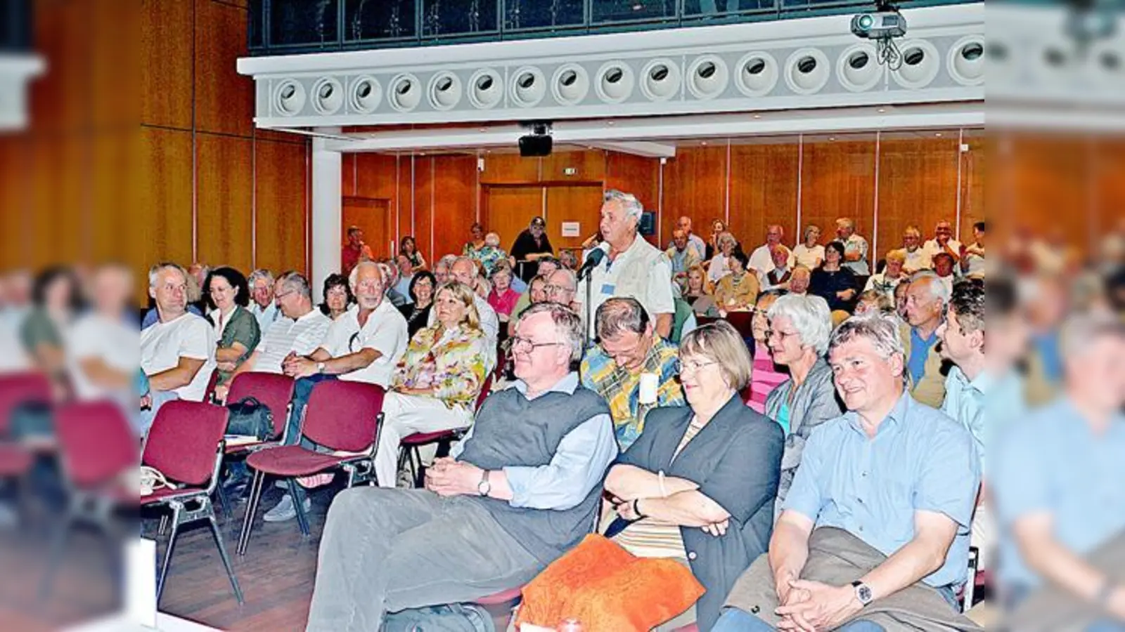 Auch der Bürger hatte das Wort, hier Josef Raufer am Mikrofon.   (Foto: Kohnke)