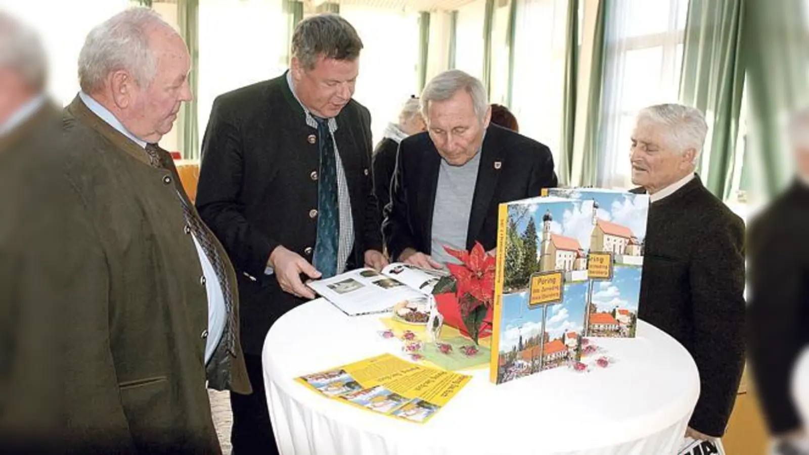 Franz Pfluger, Piet Mayr und Hans-Jochim Lang (v. li.) stöbern in der Ortsteilchronik.	 (Foto: Stefan Dohl)