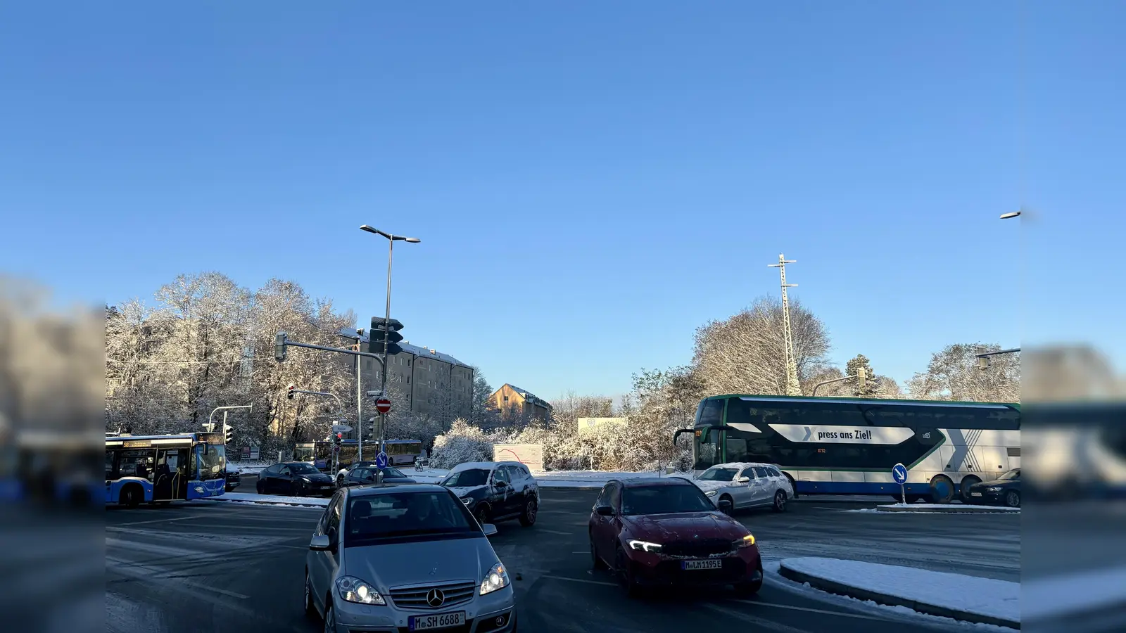 Nach der Öffnung der Kaflerstraße für den Verkehr ist die Kreuzung Kafler-/Lortzing-/Pippinger Straße zu einer unübersichtlichen Ecke geworden. Bürger und Lokalpolitiker fordern Nachbesserungen. (Foto: Ulrike Seiffert)