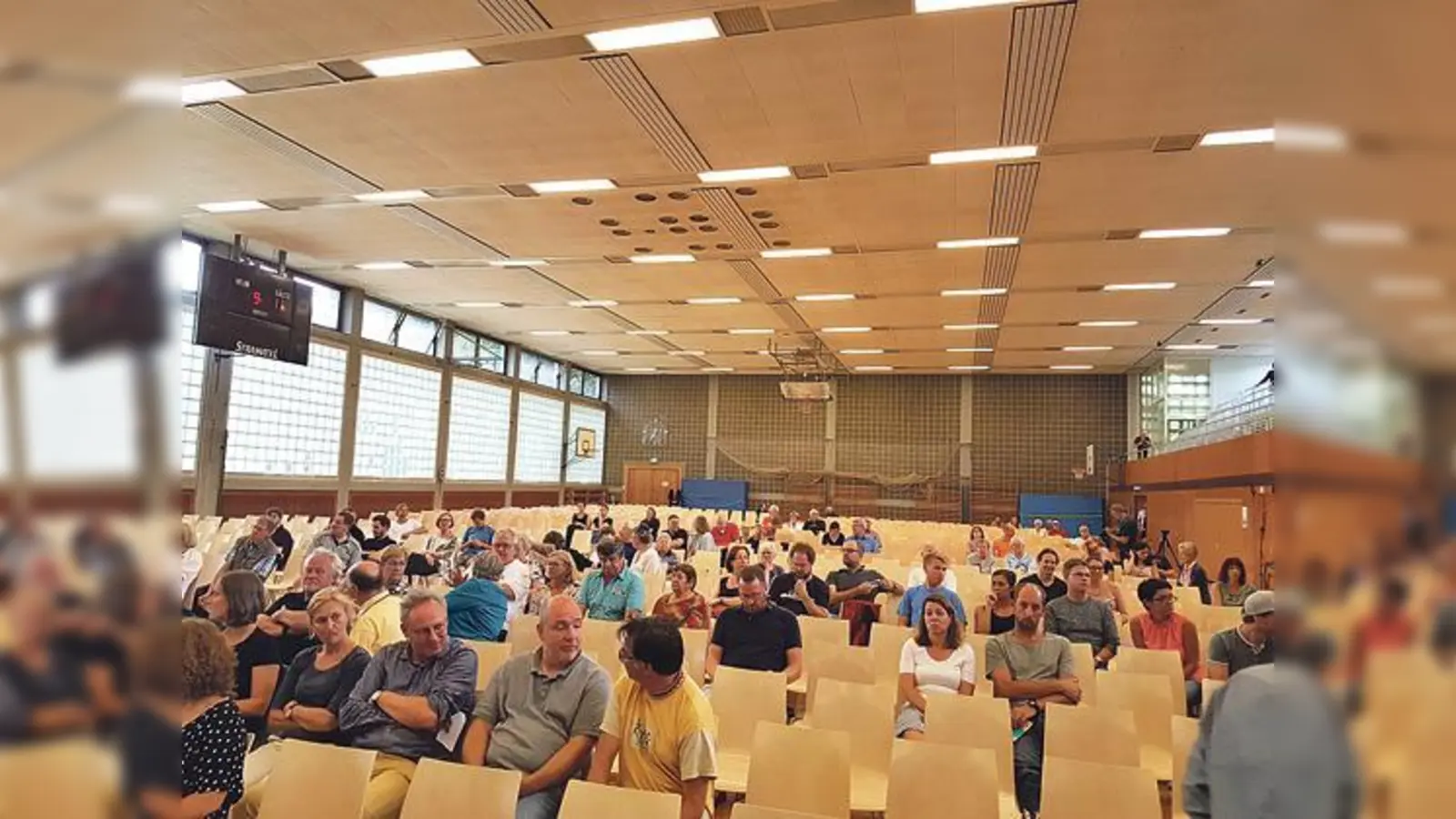 Bei weitem nicht alle Plätze in der Städtischen Turnhalle an der Säbener Straße waren besetzt. Die Anwohner, die kamen, hatten viele Fragen mitgebracht.	 (Foto: bs)