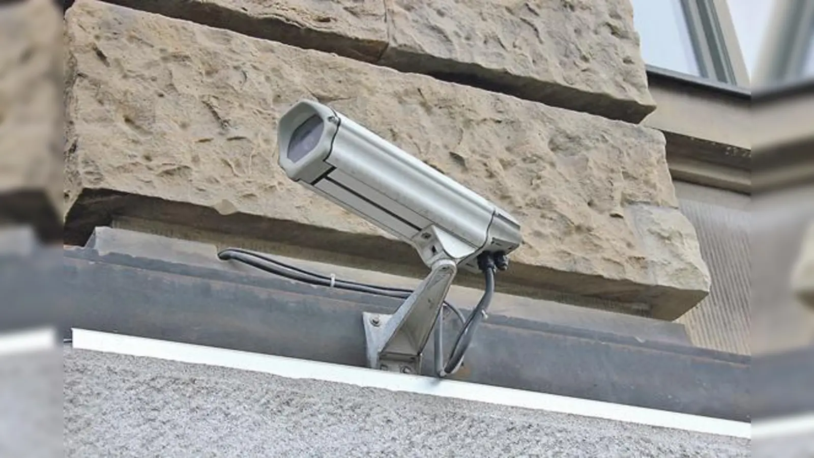 Die Überwachungskameras sehen aus wie Fremdkörper, gehören aber an immer mehr Orten zum Stadtbild, auch in München.	 (Foto: cr)