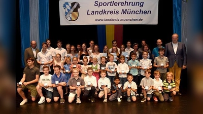 Freuten sich über ihre Medaillen: Die zahlreichen geehrten Turner aus den Vereinen SV Heimstetten, TSV Ottobrunn, TSV Unterföhring und TSV Unterhaching.  (Foto: LRA München)
