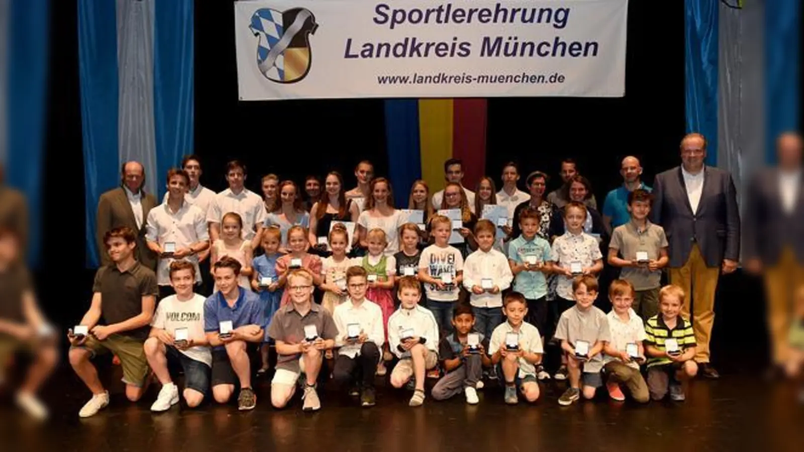 Freuten sich über ihre Medaillen: Die zahlreichen geehrten Turner aus den Vereinen SV Heimstetten, TSV Ottobrunn, TSV Unterföhring und TSV Unterhaching.  (Foto: LRA München)